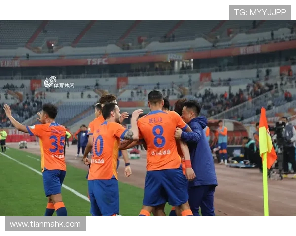 山东鲁能泰山迎战河南建业争夺中超联赛关键三分之战