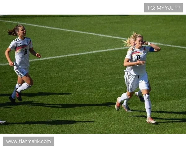 德国女足与西班牙女足激战正酣谁将夺得本届赛事的荣耀桂冠