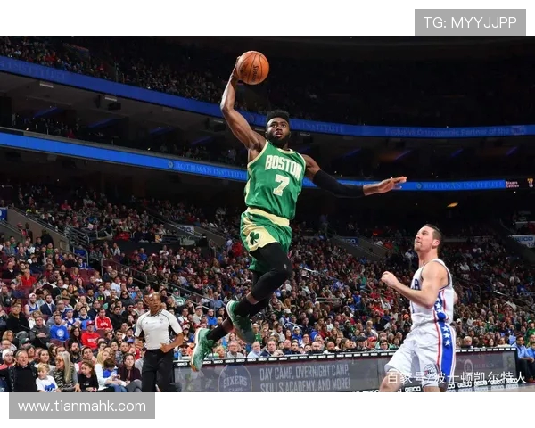 杰伦布朗如何在NBA赛场上展现领导力与全能才华的成长之路