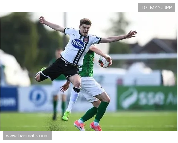 登克尔克与罗森博格的精彩对决揭示足球战术与团队协作的魅力