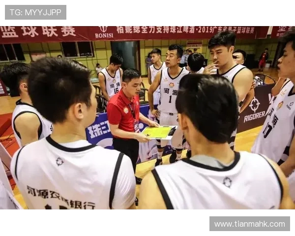 重庆篮球队比赛经验引发热议球迷对战术选择和球员表现展开激烈讨论